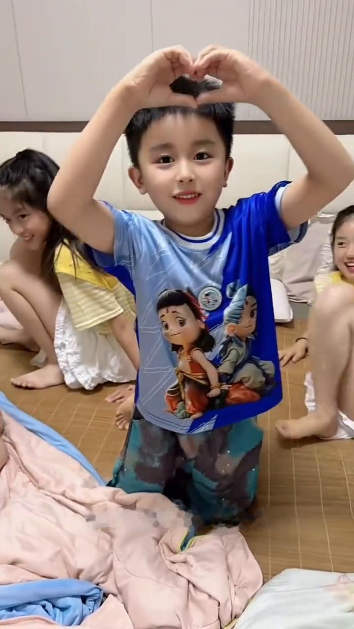 我的乖乖真好看，看了三天不想吃饭。他家弟弟妈妈怎么样？把他样子这么拽。金花开了，