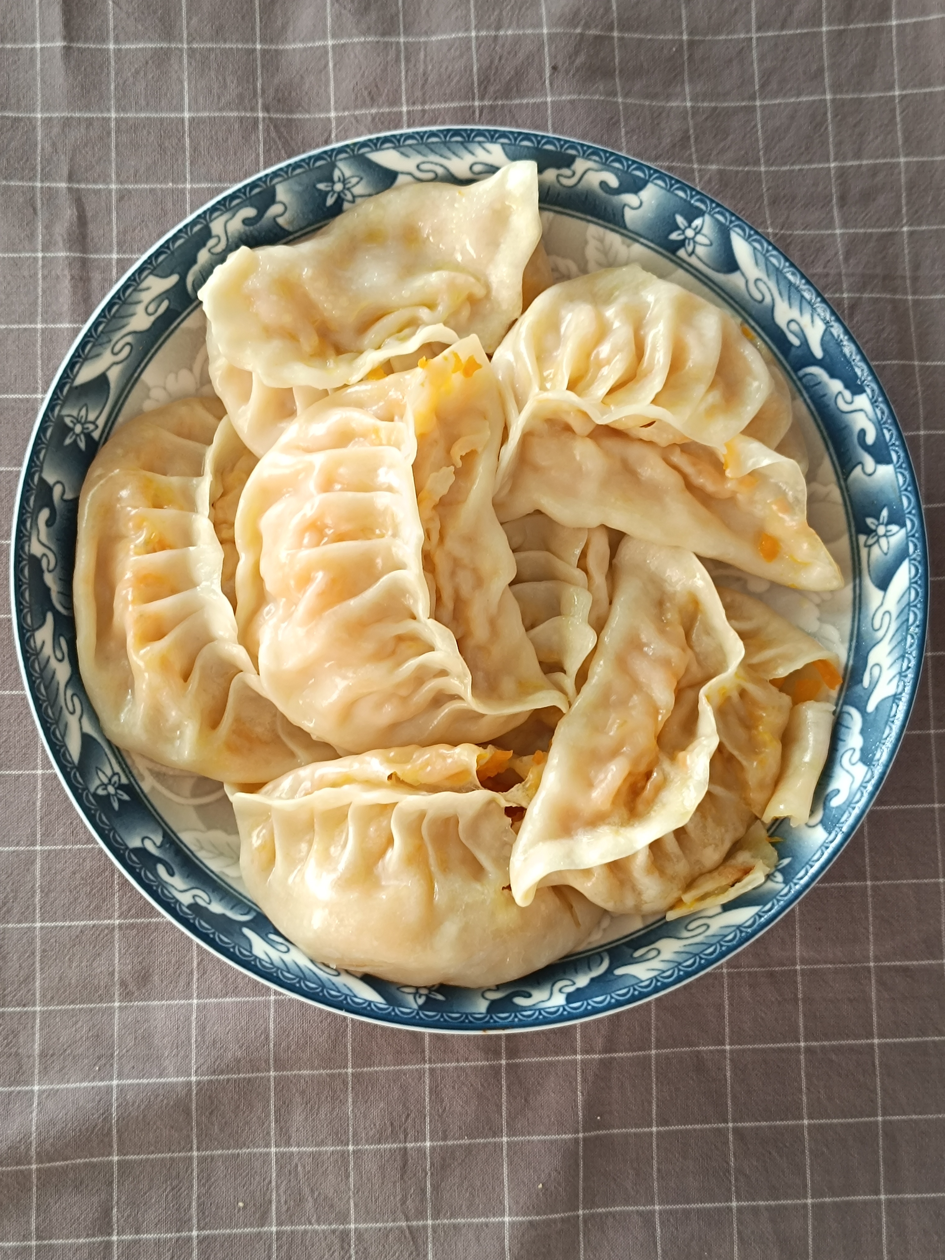 给你们云吃，昨晚打包回来的。歪歪扭扭不好看了，挺好吃的，南瓜馅儿。 