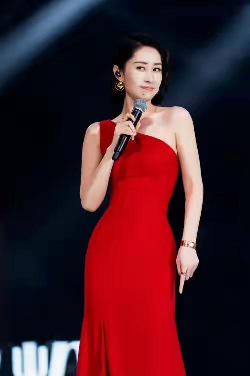 气质好，身材好，人也漂亮
关键是演技还好。
给人的整体感觉是自然，自然美，
年龄