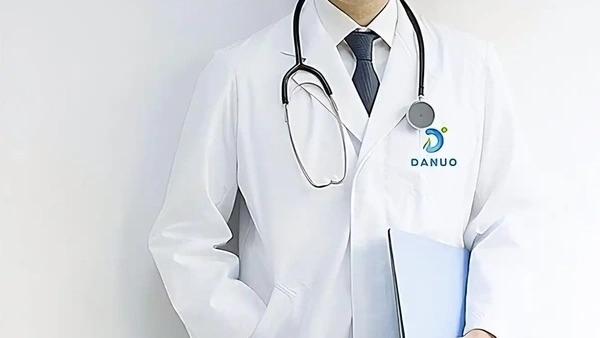 香港放宽内地医生执业门槛，起薪7万港元、年薪易破百万，高薪抢人引关注。
    