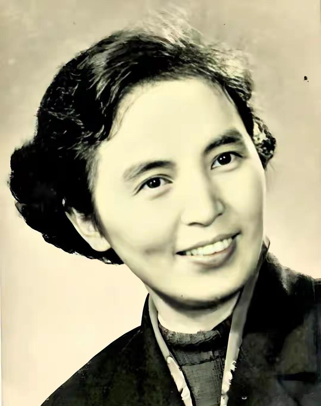 1940年的一个深夜，27岁的叶飞司令员正要躺下休息，警卫员匆匆推门，拽进来一个