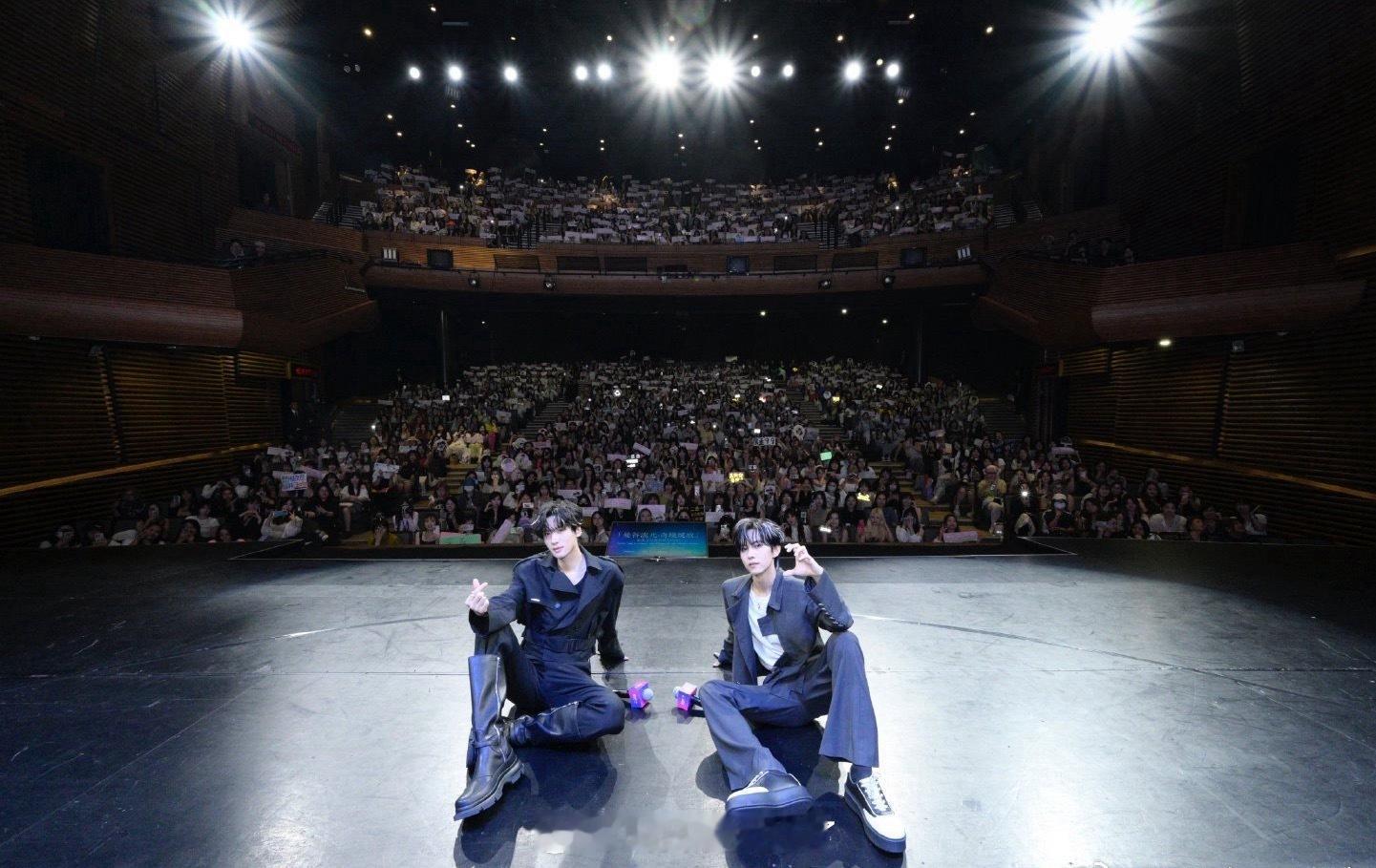 展轩、刘轩丞泰国见面会和粉丝的大合影来了，来看看[ok] ​​​