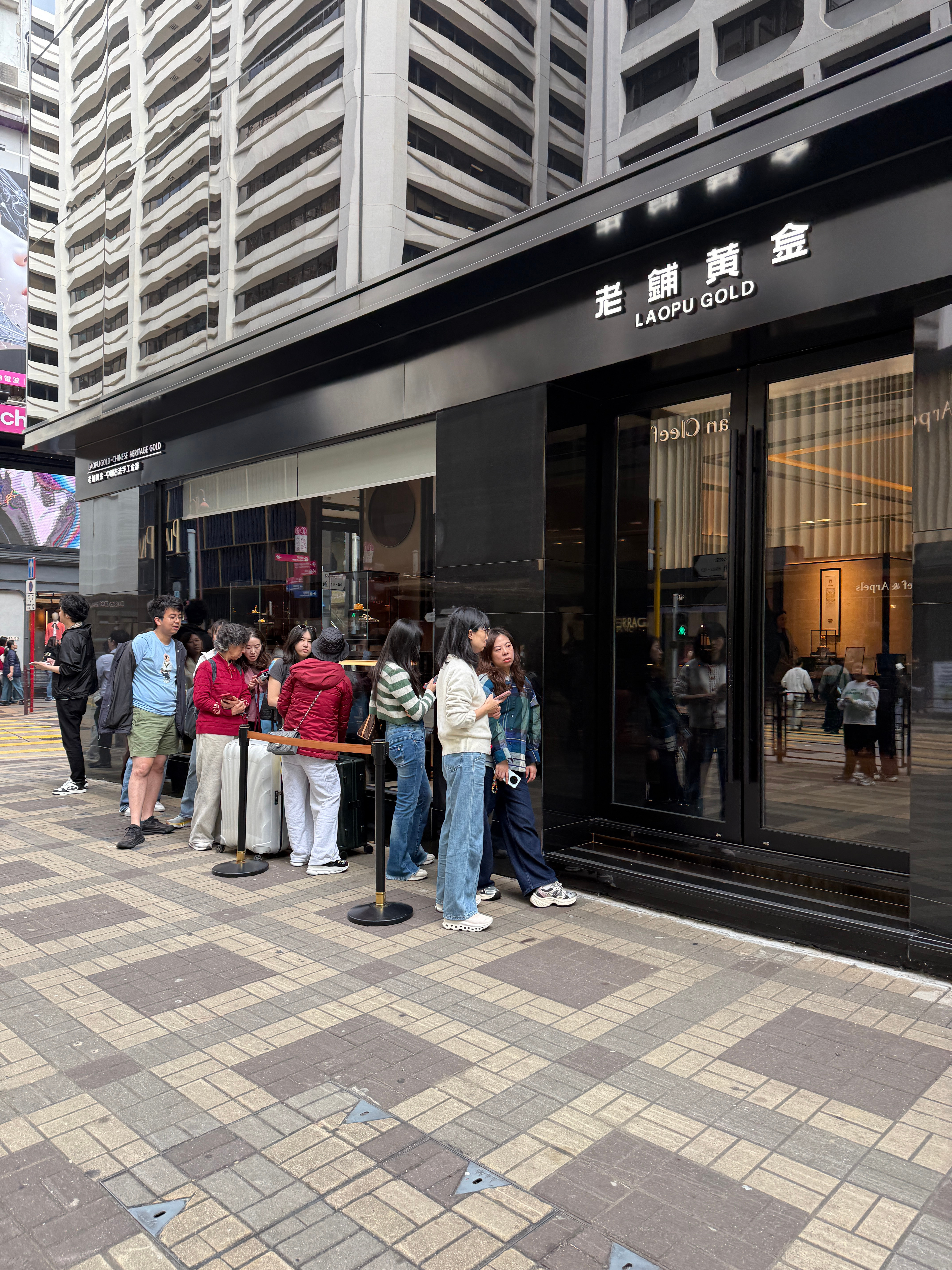金价波动 香港路上还碰到排队买金的 应该都是大陆客吧