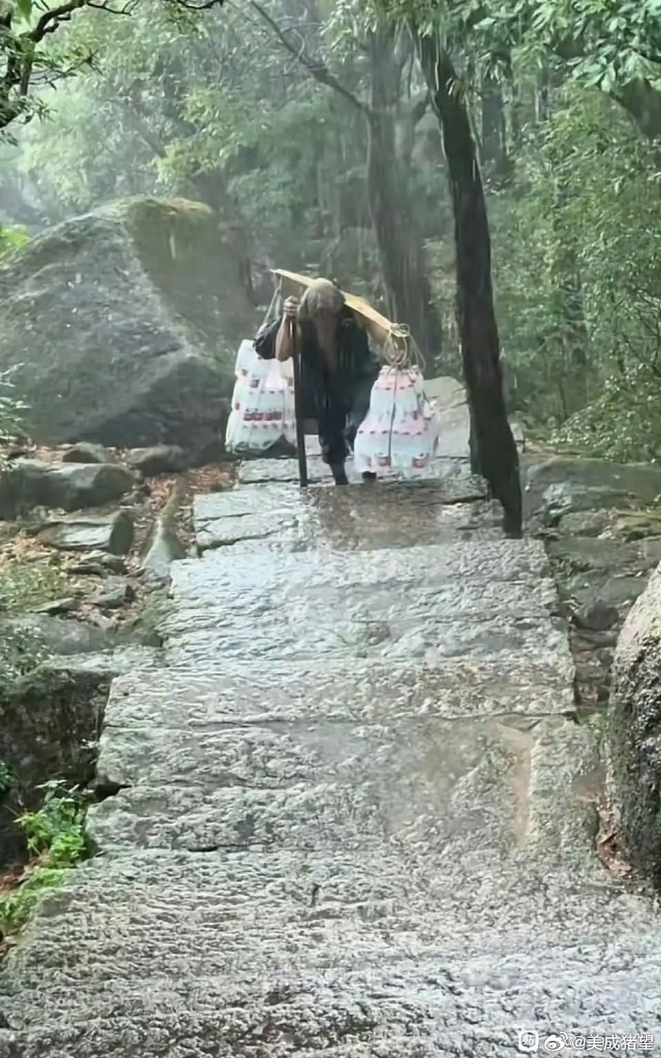 这种登山送水的工作，很容易被无人机取代，结果.... 