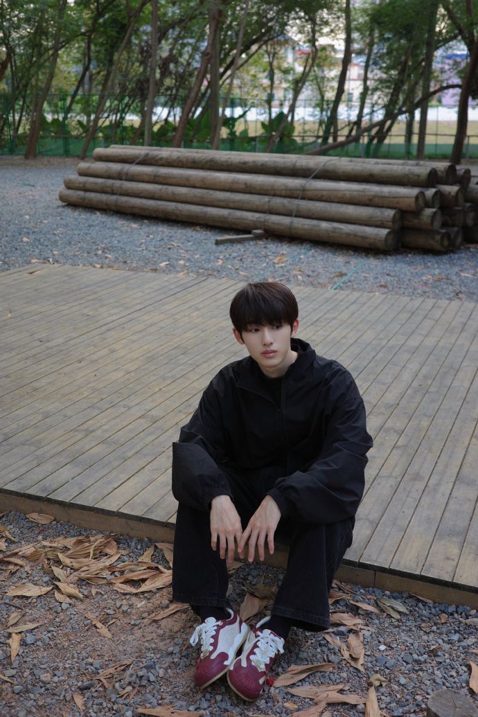 董思成红色毛线帽对镜拍 董思成红色毛线帽对镜拍，董思成今日营业随拍，红色毛线帽新