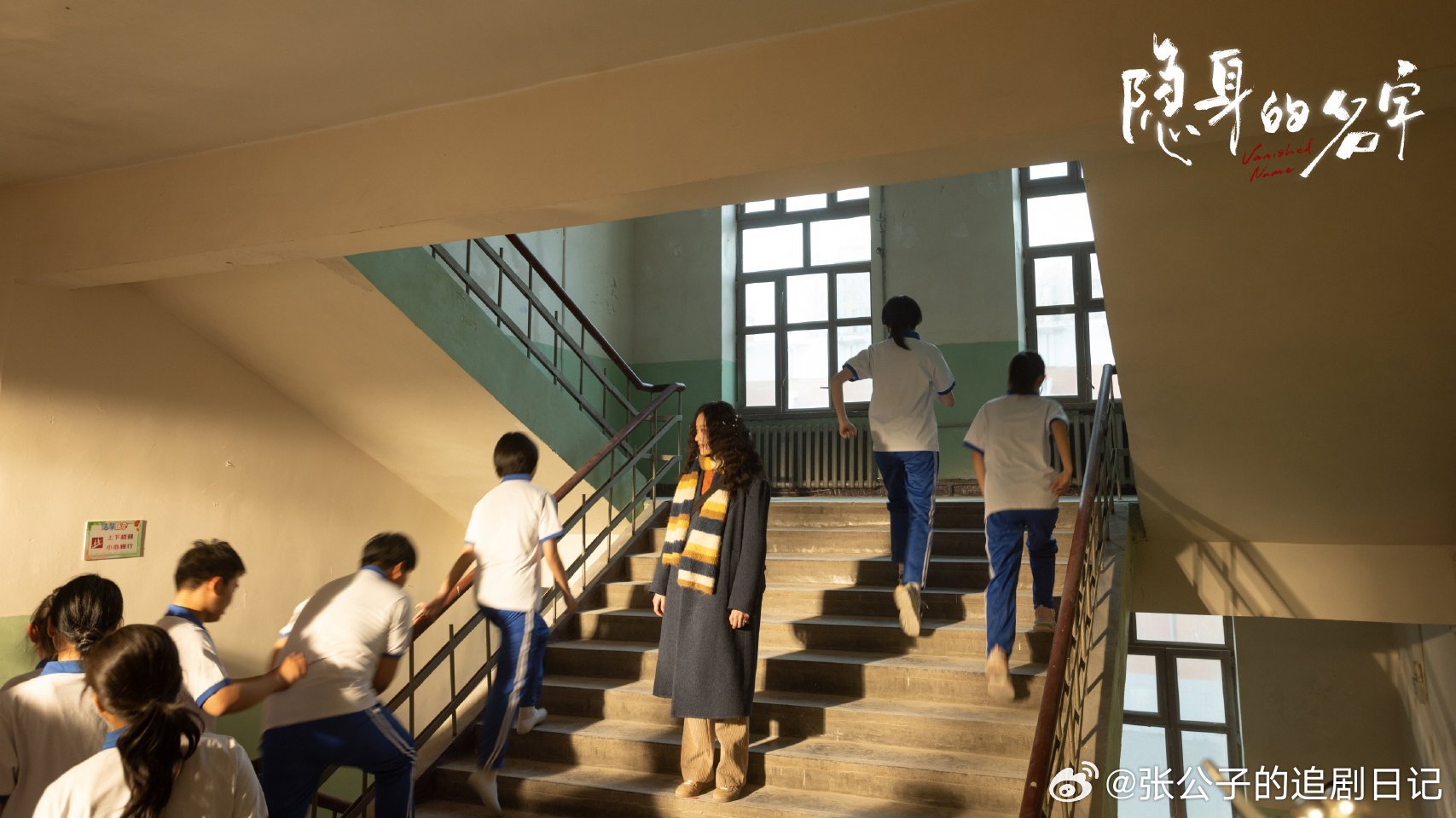 倪妮嘴里嚼东西也能听清台词隐身的名字看倪妮直播！聊起任小名直接滔滔不绝，啥线索都