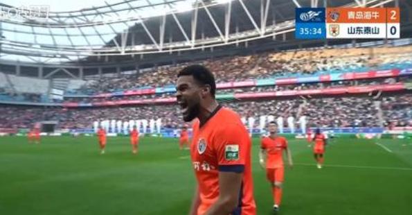 各种失误送球！
泰山队一遍遍刷新球迷的认知。
这是职业球员？
这是一支想取得3分