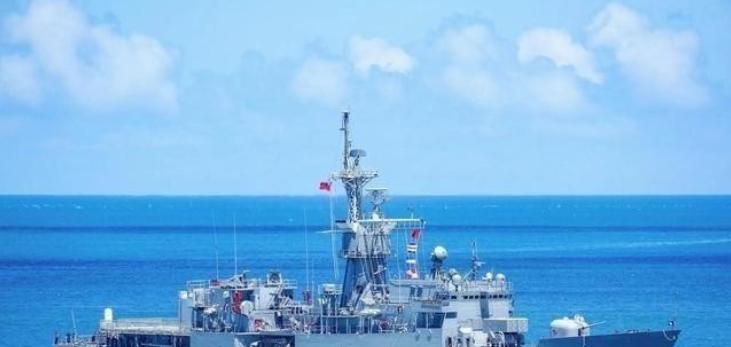 美舰硬闯台湾海峡送军火，赌中国不敢登船临检？这一局，我们彻底改变了游戏规则。
