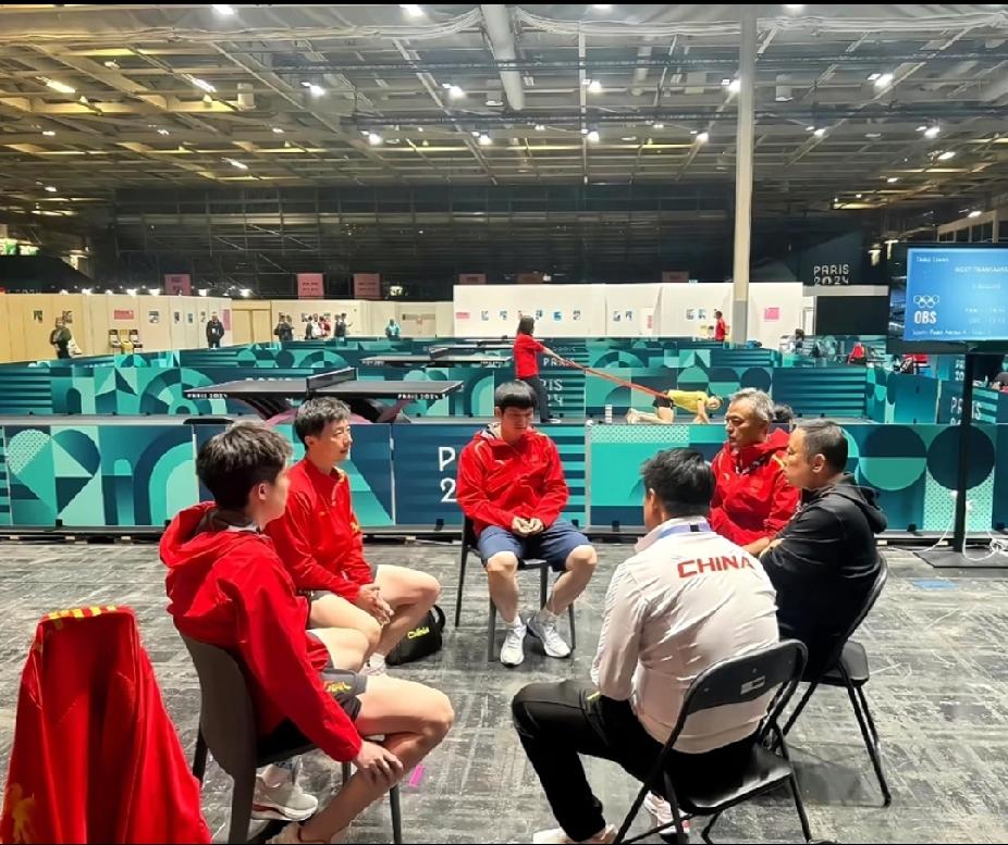 翻到巴黎奥运会这张珍贵的幕后抓拍✨
 
赛前场馆里面，国乒队员和教练围坐成一圈。