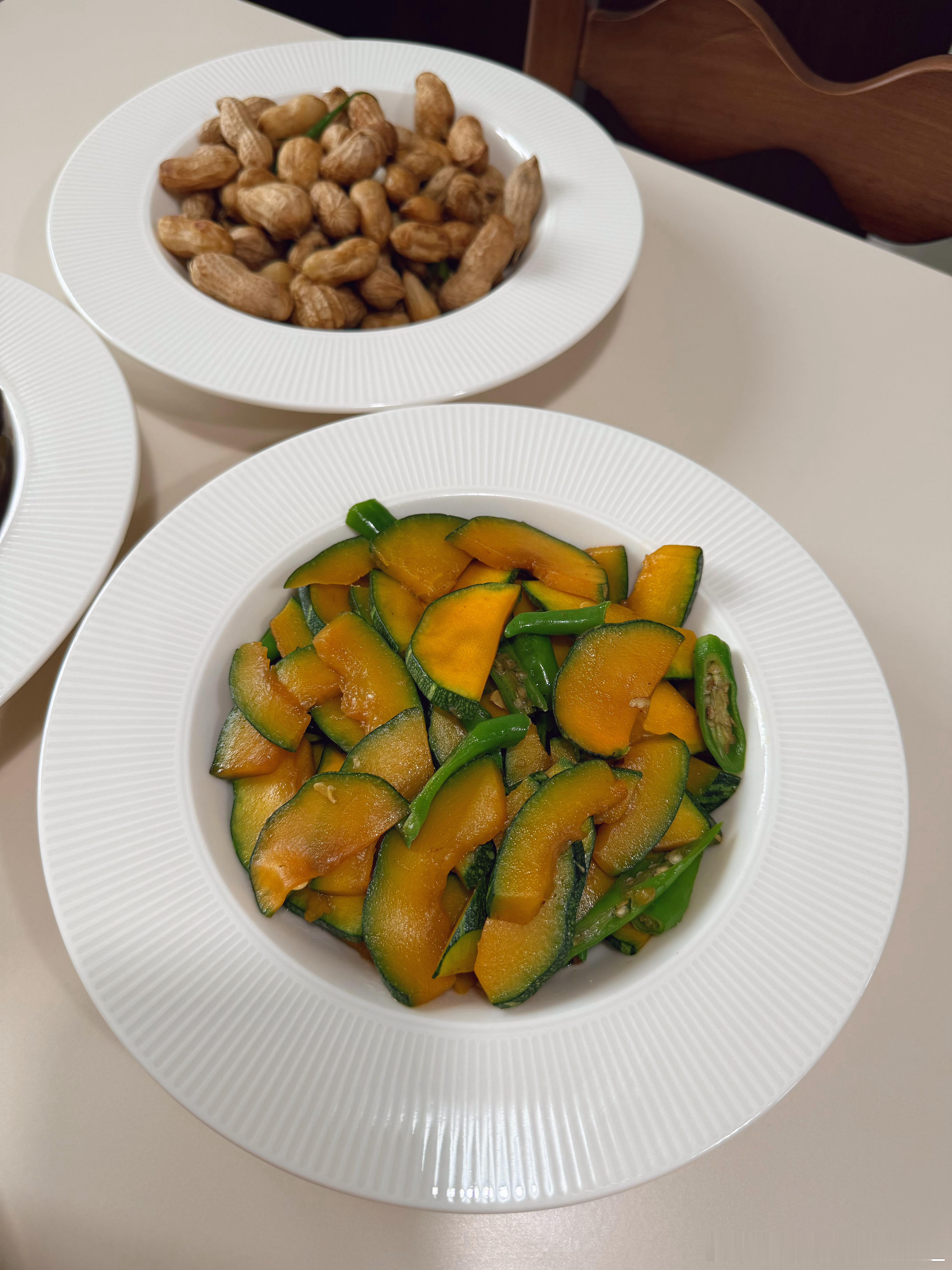 肉沫酱茄子，炒南瓜片我妈还煮了花生～有茄子我就可以吃两碗米饭