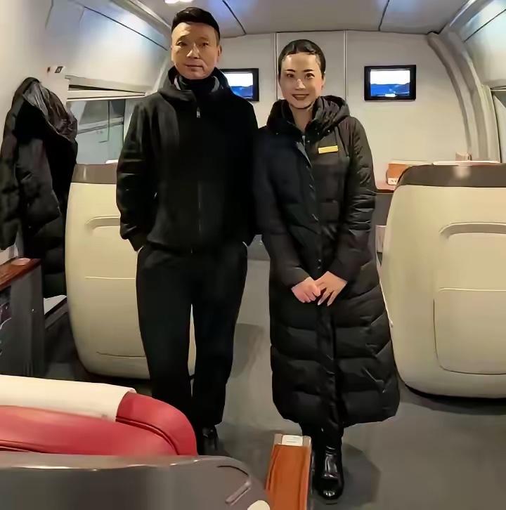 康辉老师真的好帅，旁边女士是谁？也非常有气质