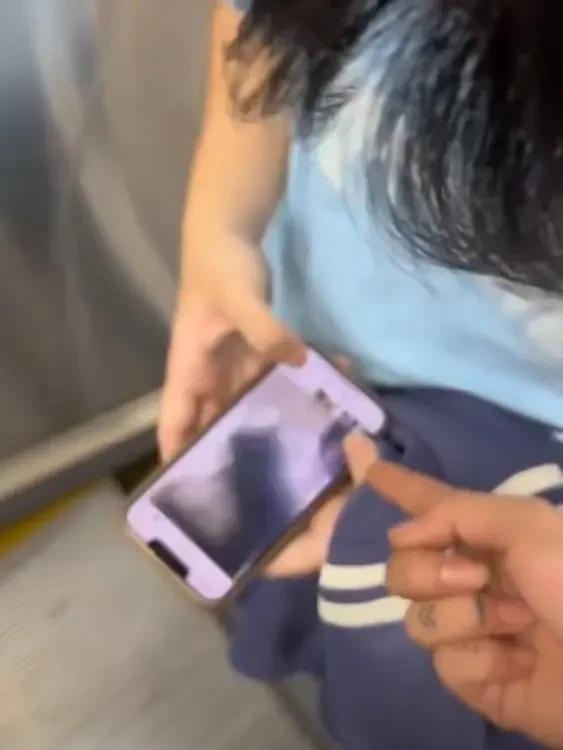 5月11日杭州，一名18岁的职高学生在乘坐扶梯过程中偷拍某女子裙底，被逮个正着。