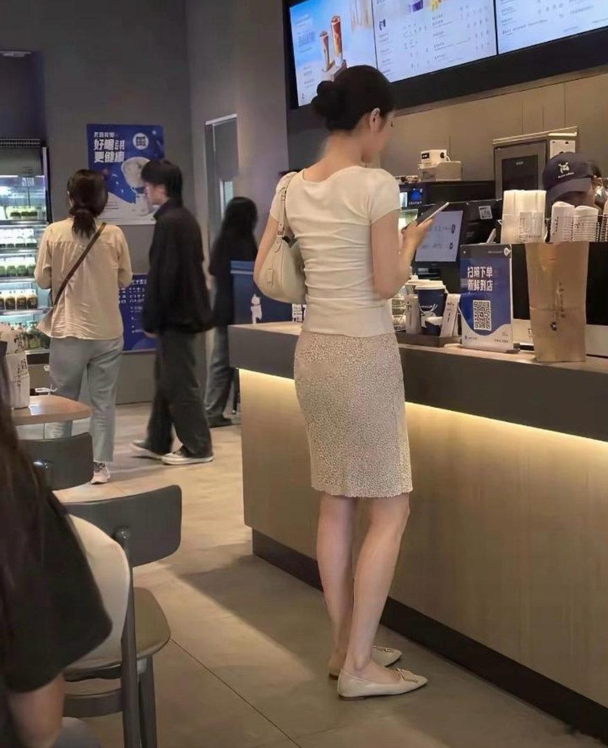 你愿意娶一个38岁 年入40万的成熟女性？还是愿意娶一个24岁  刚大学毕业工资