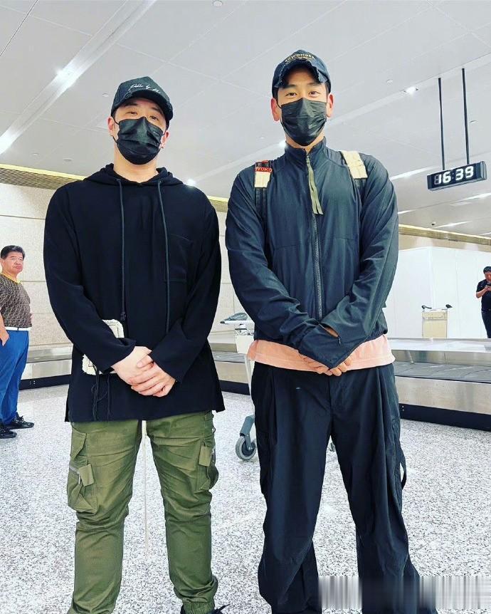 潘玮柏还好意思和彭于晏比身材，谁身材好，看胸肌一目了然。#娱评大赏#