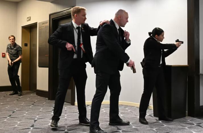 难怪美国枪战电影那么真实，白宫是真给素材呀！
美国当地时间4月26日，在华盛顿特