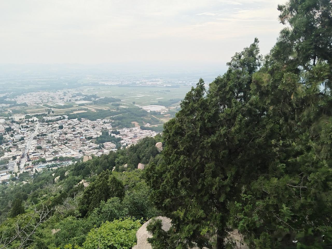 登峄山小记
       行走鲁南大地，济宁、枣庄一带的山野最是别致。这里少见连