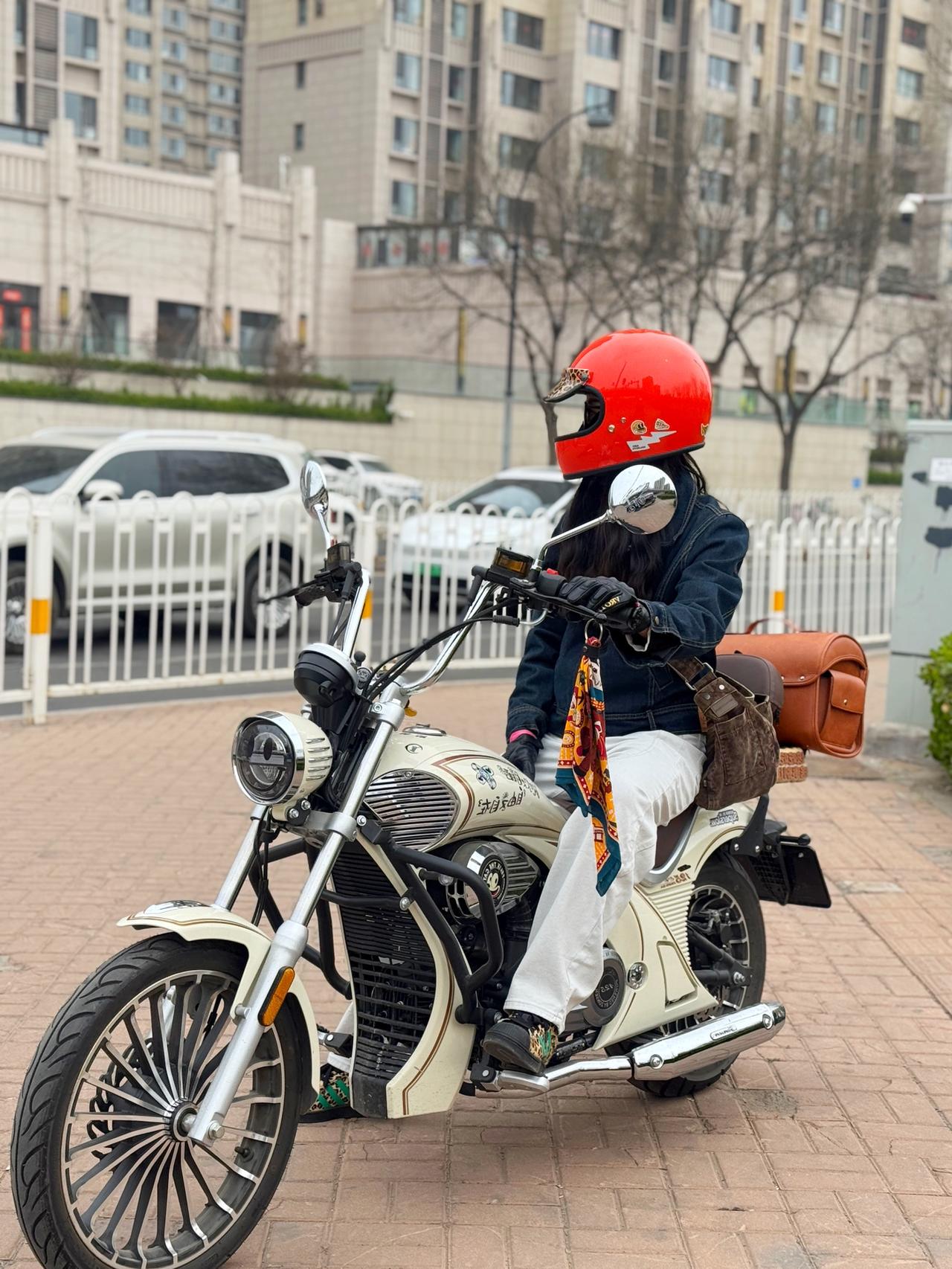 现如今不是只有男人才行 如今社会 女生不比男生差 我身边好多男士都不敢骑摩托呢【