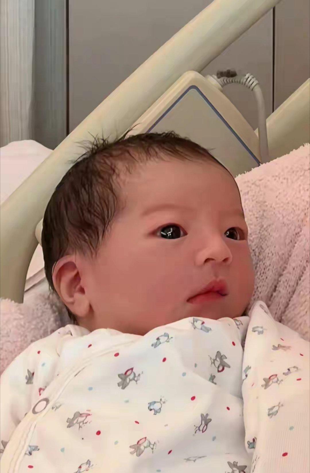 三胎千金满月啦！郭富城推掉商演陪伴妻女，一家五口温馨庆祝，宝宝英文名Amara寓