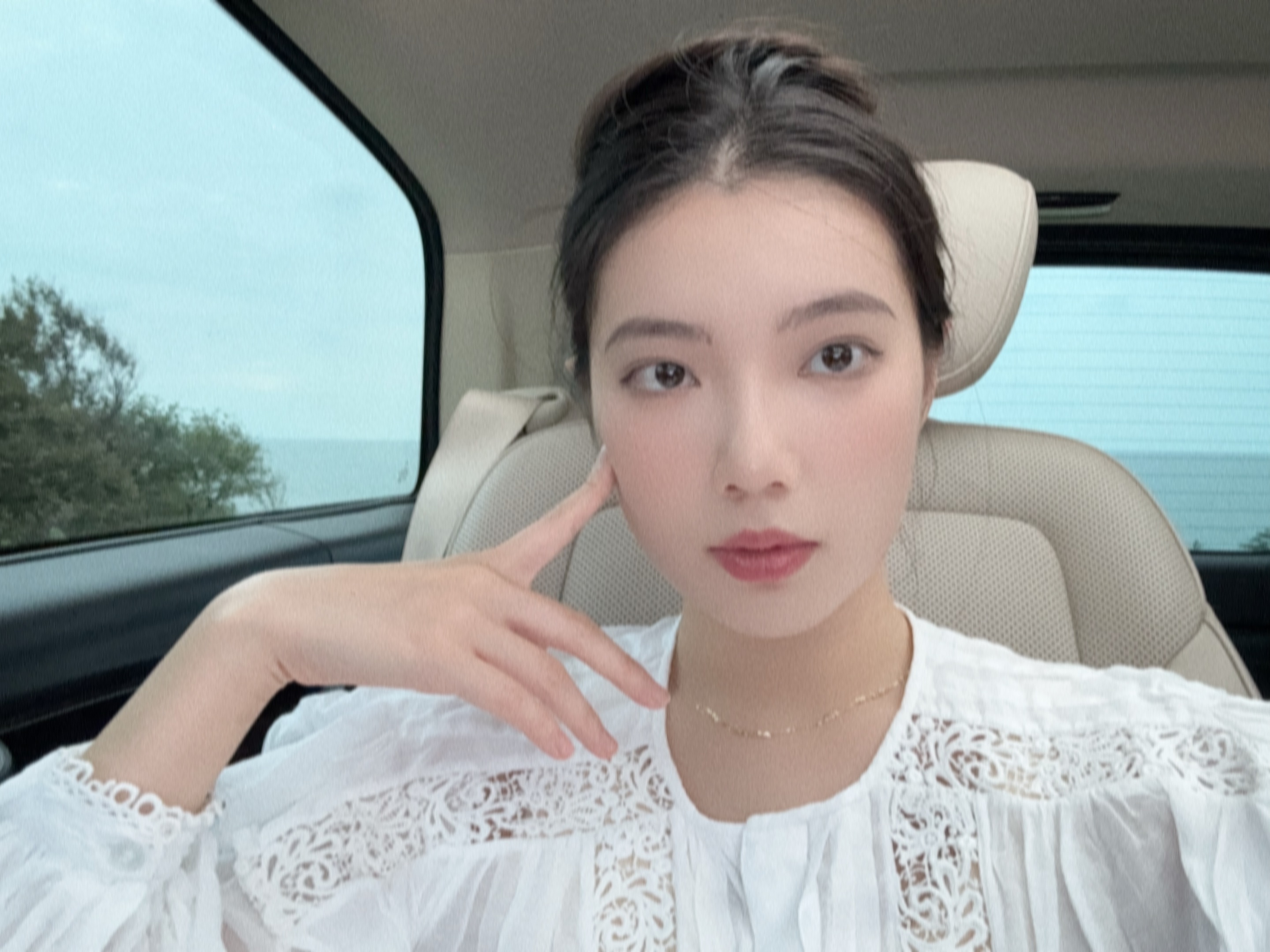 今天依然是这套白雪公主皮肤，我的残手耗时半小时扎的头发大家觉得咋样[疑问][哈哈
