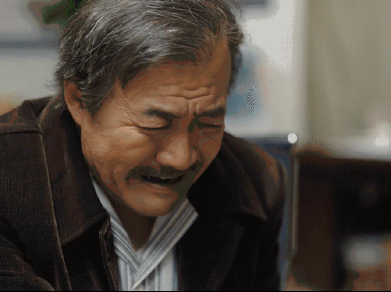 马队在医院，王响给他剪掉长发，变回短发。马队对着镜子，在半疯癫之中回到二十年前。
