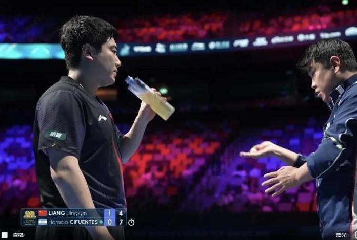 澳门世界杯，国乒世界冠军梁靖崑惜败排名79名选手，王皓指导用心了。

梁靖崑下一