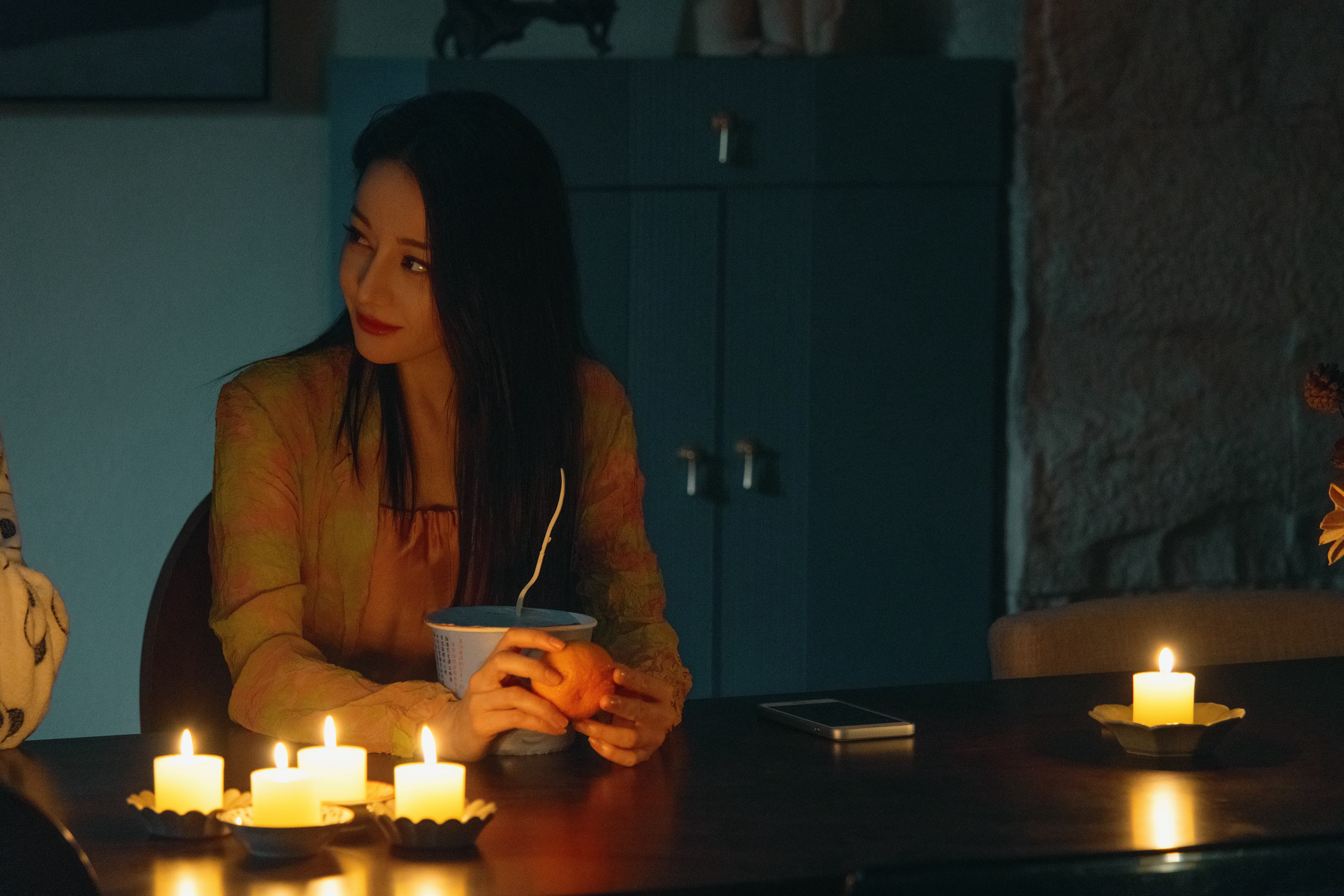 迪丽热巴 🔗聂九罗的枭日记农场遇险发现神秘土壤，家宴周旋理清混乱线索。聂九罗于