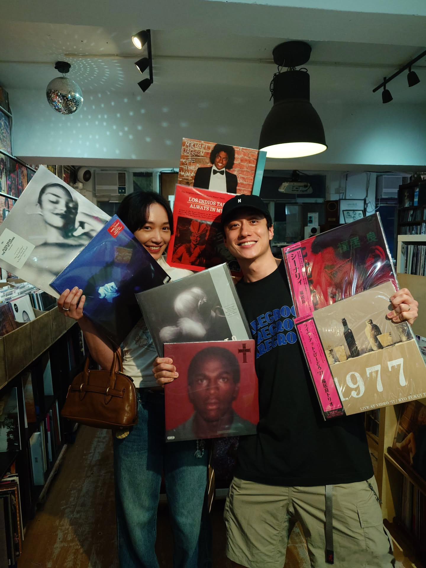 刘俊谦和蔡思韵，两口子去挑唱片了。💽 
