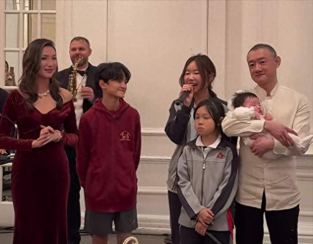 崔璨给女儿办百日宴，51岁汪雨抱娃一脸愁苦，2个女儿还穿着校服