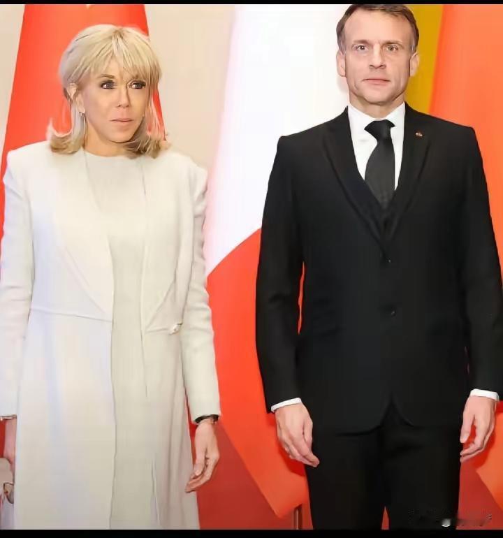 马克龙这下气的后槽牙都咬碎了，
​他带布丽吉特来华，居然有人说布丽吉特年纪大，不