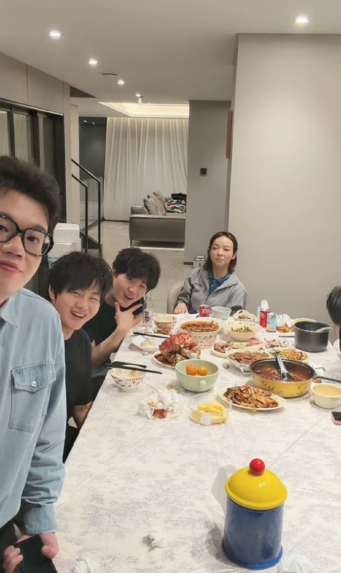 喜人的胃是1tb的吧 谁敢看酷酷的滕直播喜人团建干饭现场，我说哥几个一个是一个的