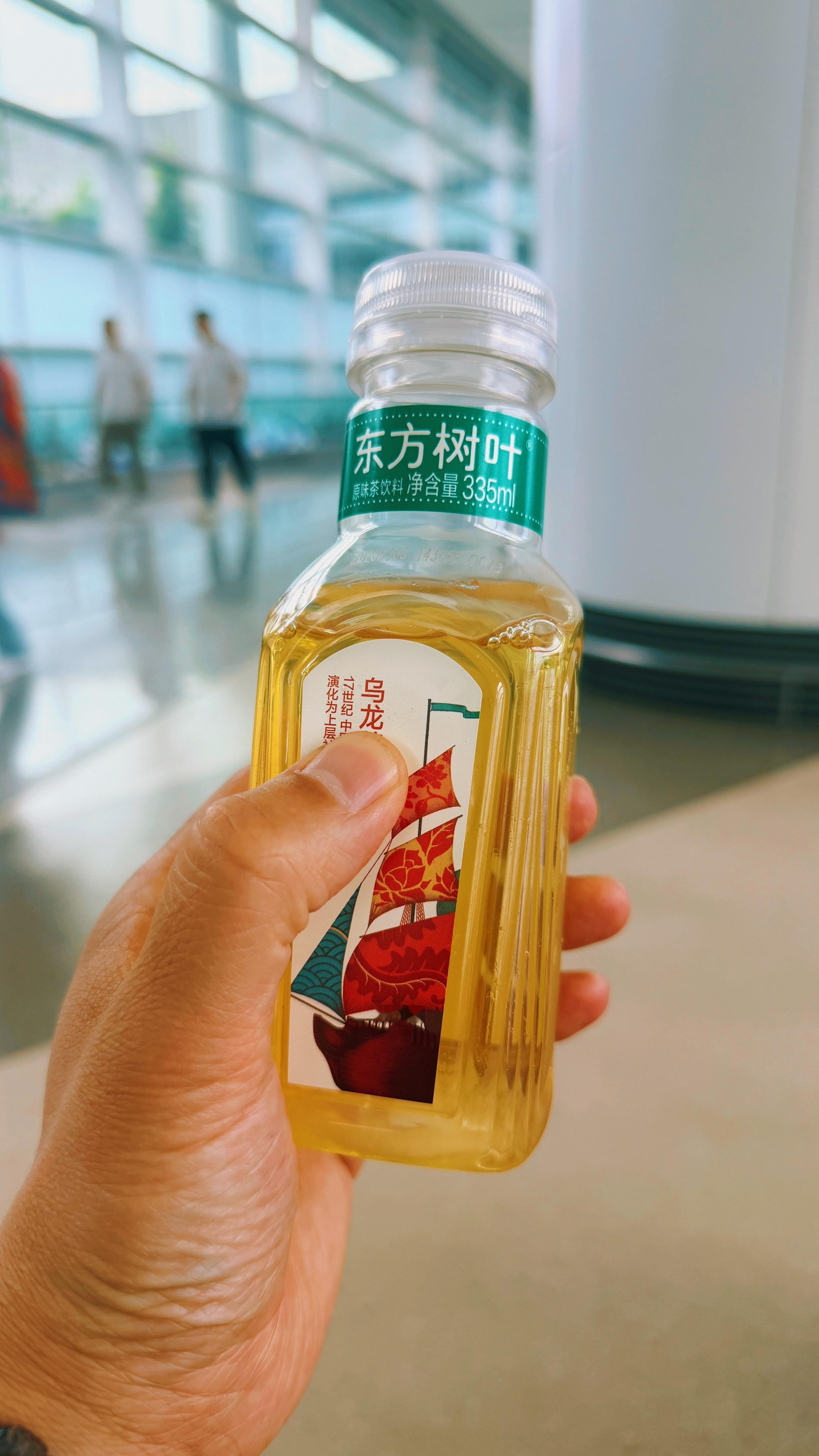 早上6:40出门、8:25飞香格里拉，结果成都转机时告知航班取消了，赶紧抢了张晚