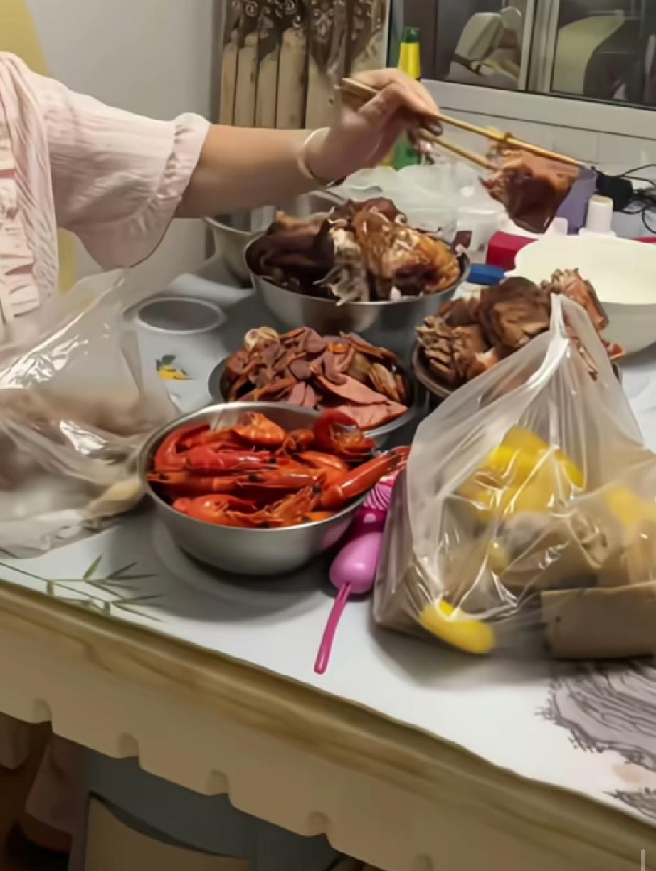 一女子和婆婆一起去吃大席，回来时带回了不少硬菜，婆婆高兴地说，又可以摆一桌了！没