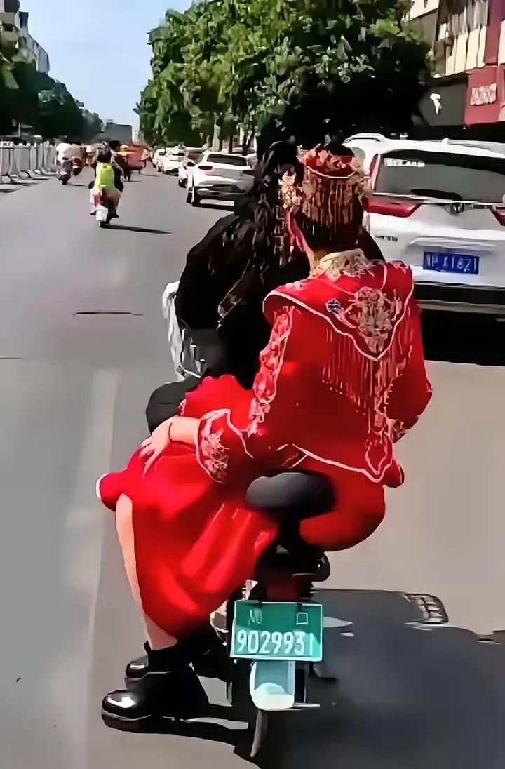 杭州一婚礼现场，
新娘听见婆婆当着亲戚的面，
说新娘配不上他儿子，
击碎了所有的