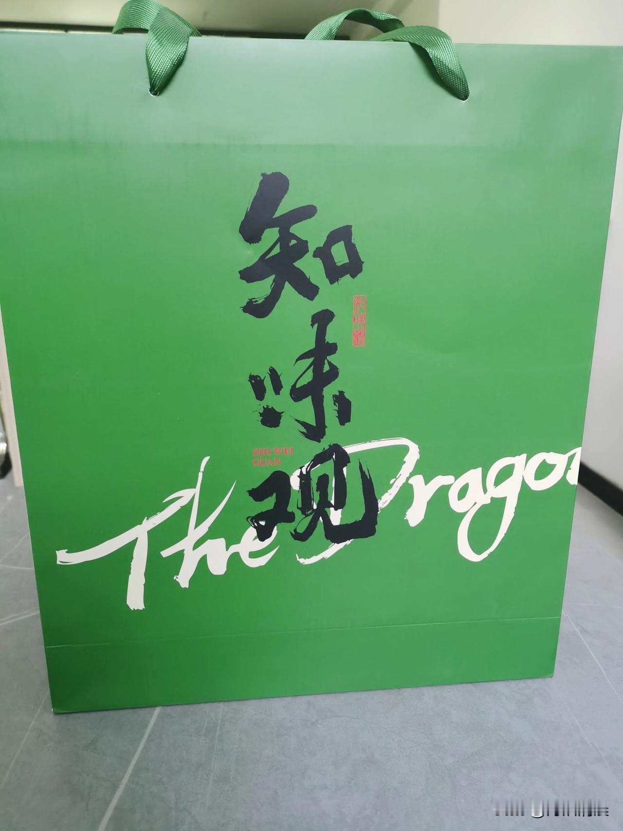 公司端午节福利是一盒粽子，我不知道怎么提回去，提着挺重的，况且还只有一盒，邻居看