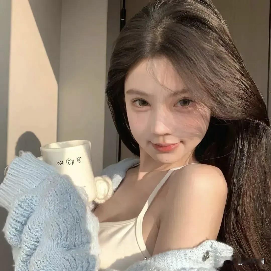 晨阳剪碎半墙影，
发梢缠着软风轻。
白瓷杯上星三点，
蓝绒怀里暖一萦。
 
睫毛