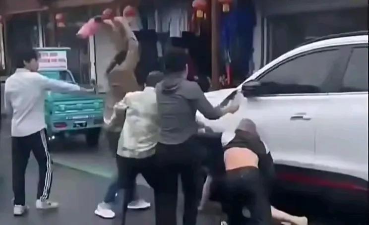 如果我是那位江苏游客，我会选择认怂，开车离开，毕竟前面几百米就有停车场，没必要跟