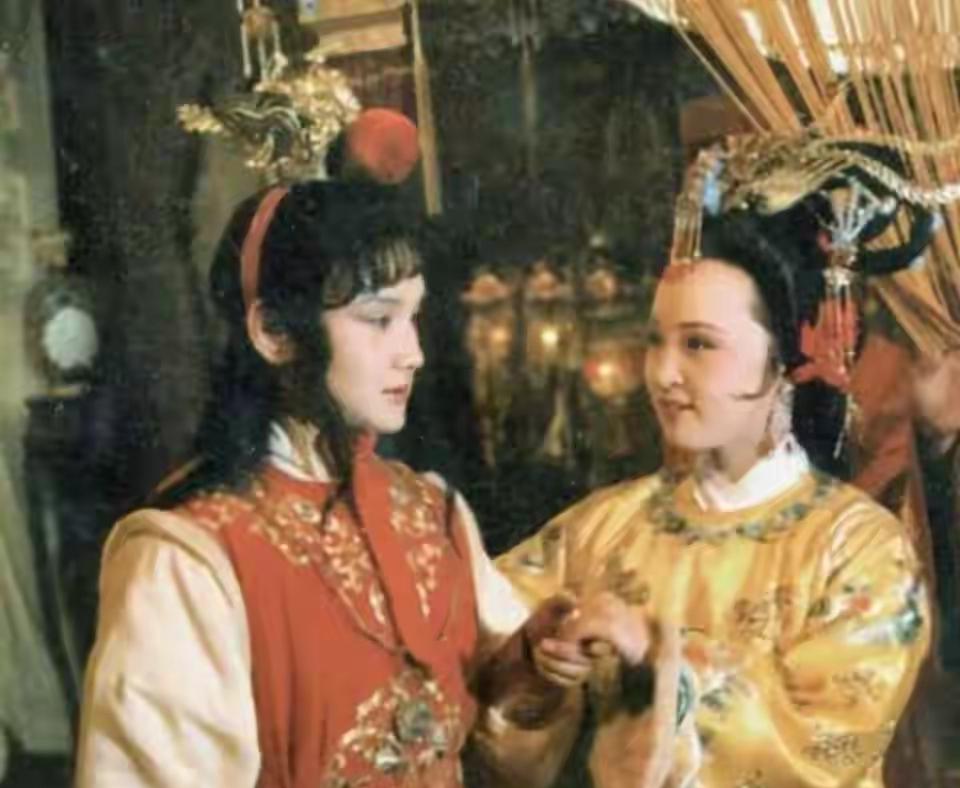 《红楼梦》贾元春到底犯了什么错？省亲后就被太监用弓弦勒死了
 
通行本《红楼梦》