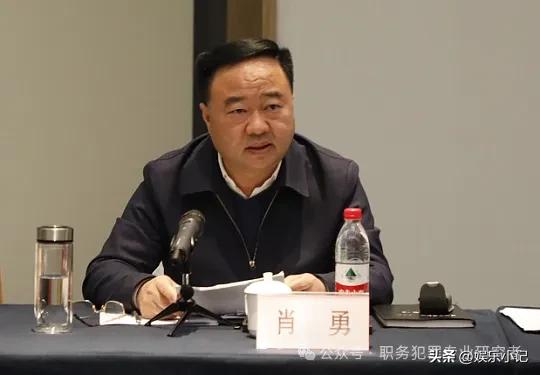 刚刚步入耳顺之年的肖勇，倒在了临近退休的门槛上。说起来，这结局和他这一路走来的轨