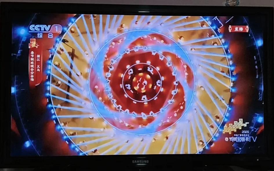 马年春晚上的《马上有奇迹》，
给全天下等春晚的人上了一课，
那就是开场不用慢热，