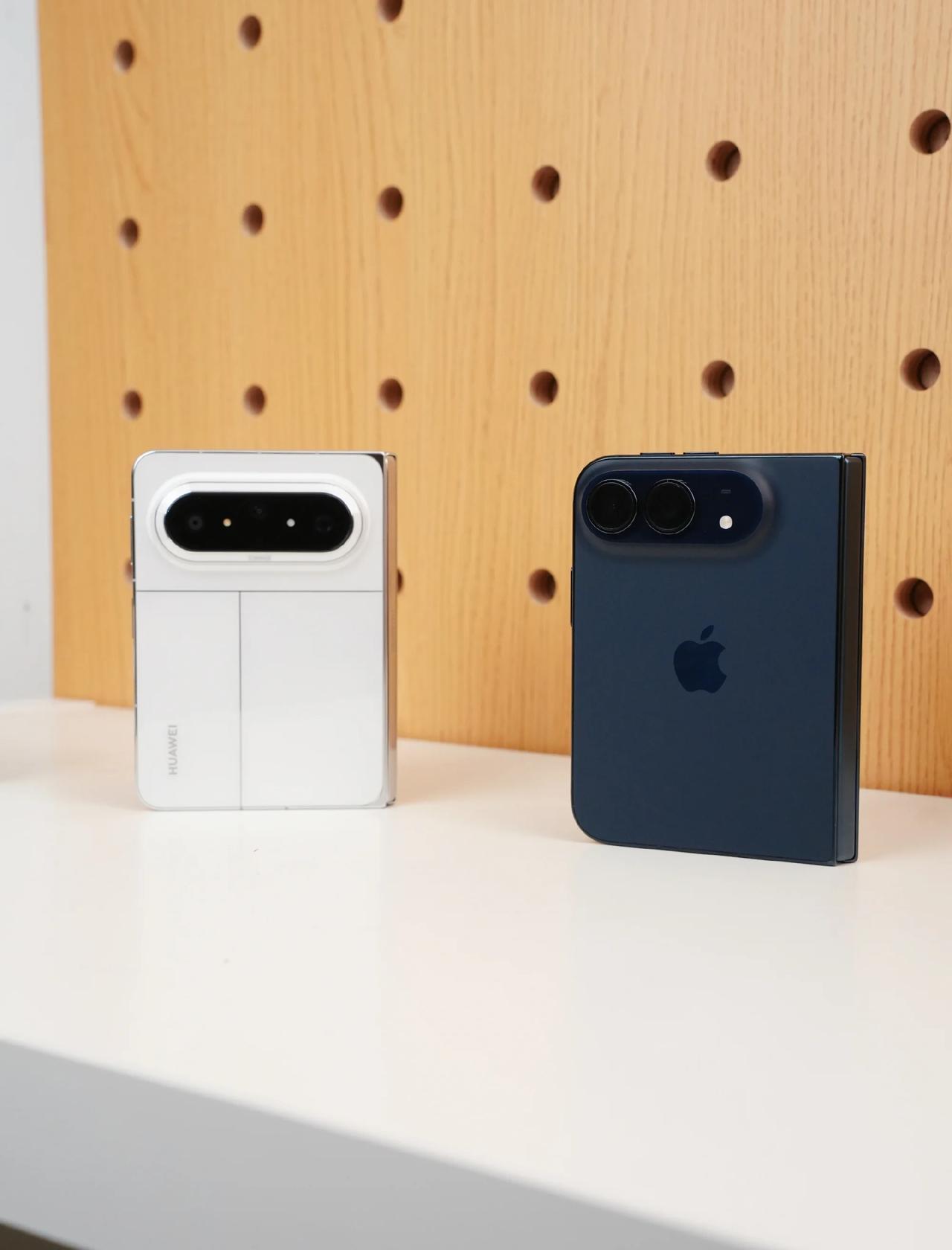 苹果与华为折叠屏软件适配对比
iPhone Duo也是拿到手了，火急火燎的专门和