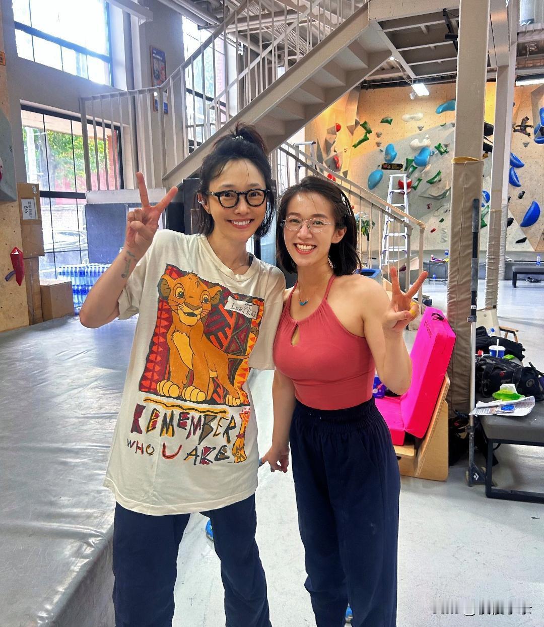 42岁白百何在北京攀岩馆被偶遇，她的穿衣打扮低调随性，头发有点乱糟糟的，完全不在