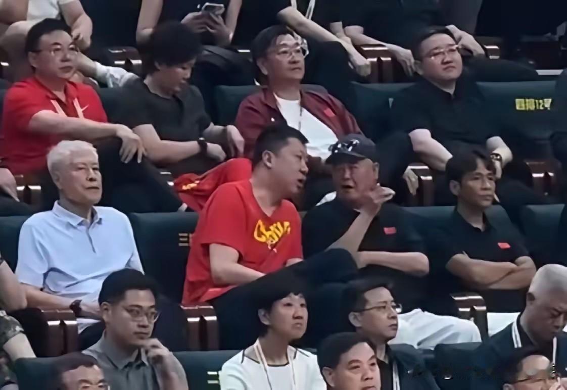 赵本山很喜欢体育运动，尤其是篮球、足球运动。7月3日，在2027国际篮联篮球世界
