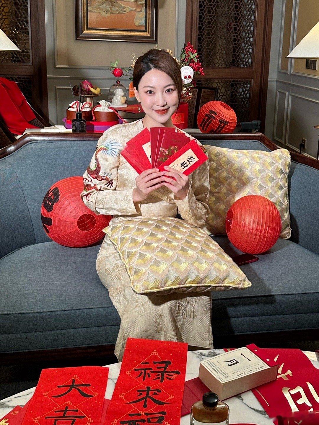 给大家拜年咯，祝大家龙年大吉大“历”，永远美“历”，所向披”历”！ 🐲🎉🧨