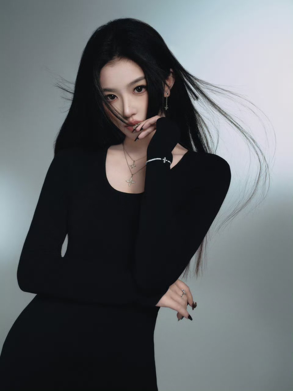 孔雪儿机场保护粉丝孔雪儿机场阻止保安凶粉丝此女就这样人美心善！完全天使来着！ 考