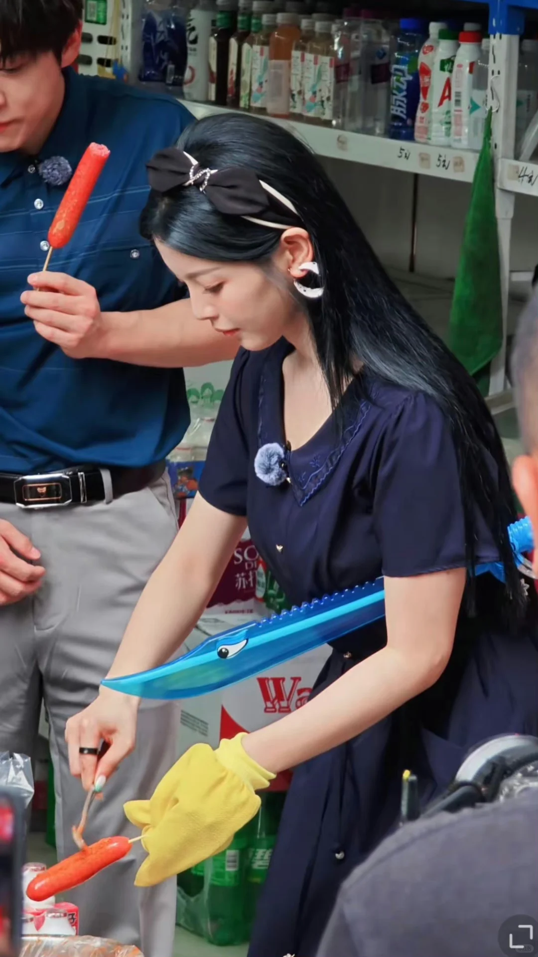 杨超越在贵阳逛街吃烤肠撒辣椒吃的老香了