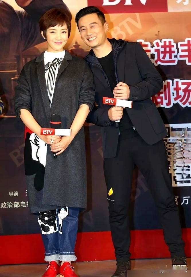 白天镜头前演亲父女，晚上回酒店睡同一张床。
 

娱乐圈最精明的夫妻档，当属徐洪