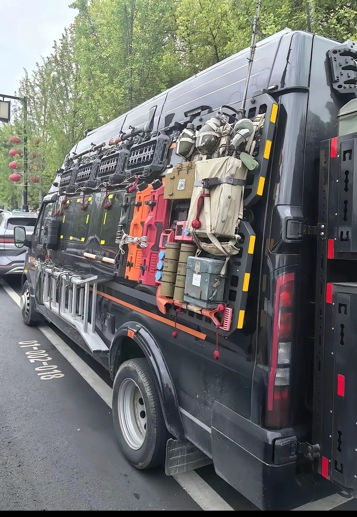 这辆浑身挂满各种装备，比军车还要霸气的车，特别显眼。 