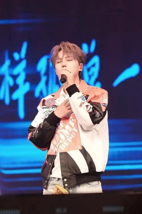 与至亲“重逢”，AI慰藉思念

刘维借助AI技术，与离世的父母、姥姥“隔空相见”