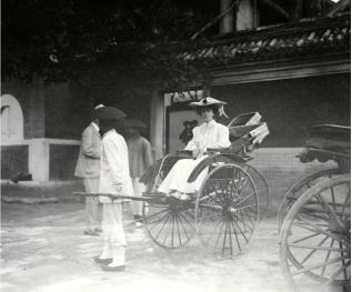 1905年9月，美国总统西奥多·罗斯福之女爱丽丝·罗斯福访华。在紫禁城，她受到慈