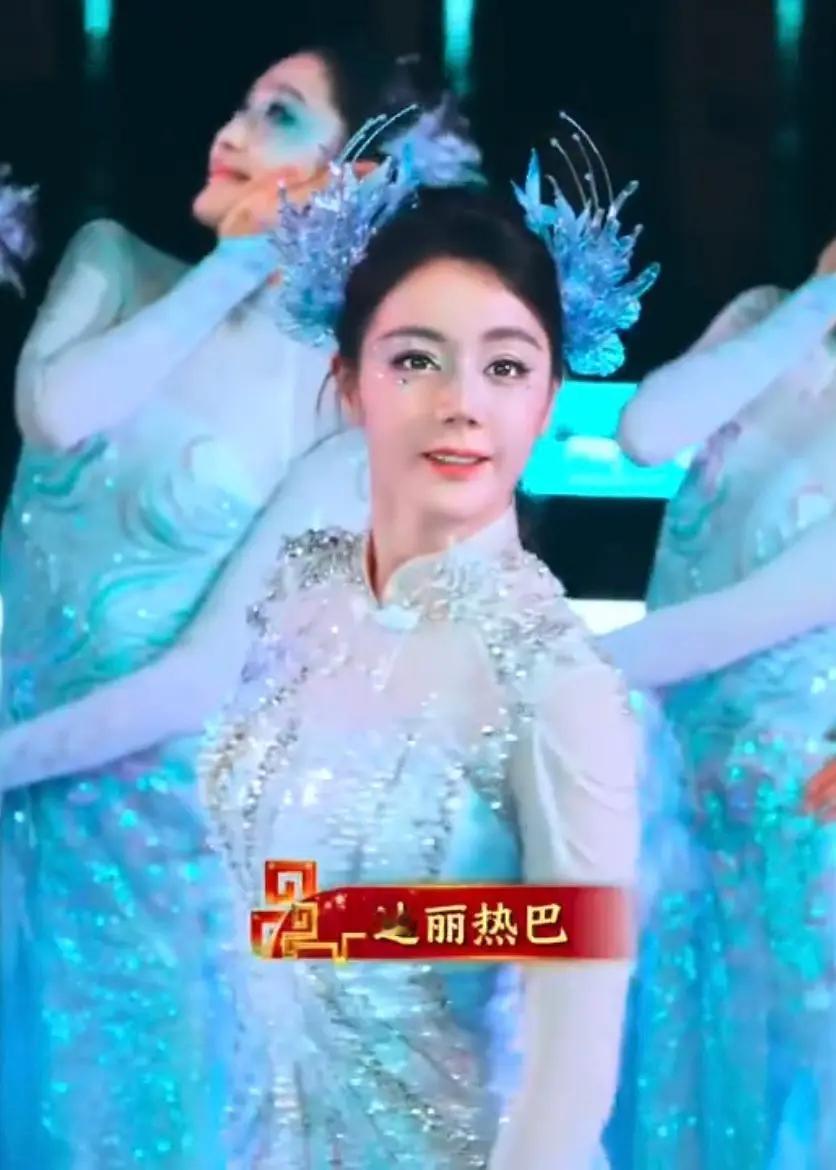 谁给迪丽热巴化的妆差点儿没认出来… 